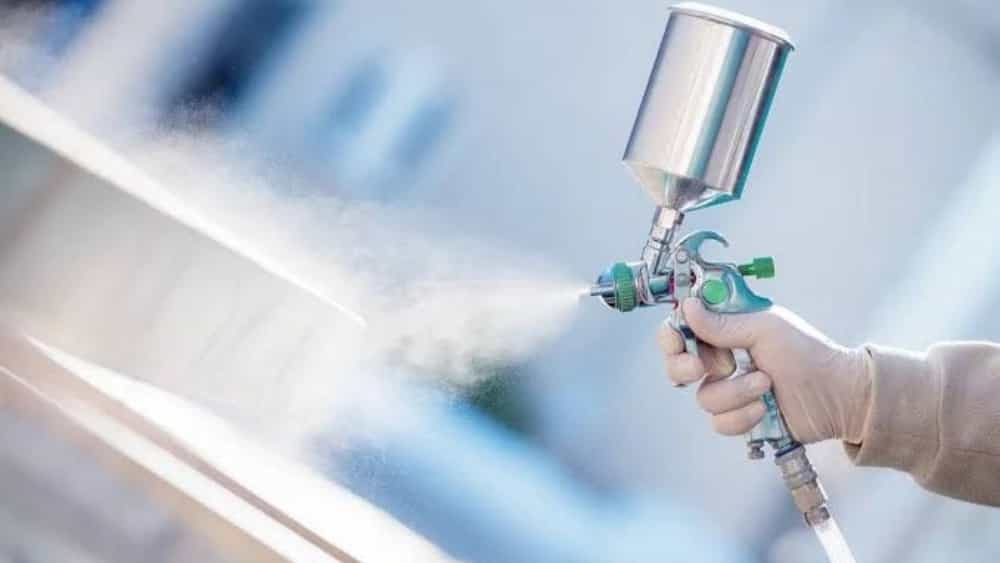 طلاء الأجزاء البلاستيكية